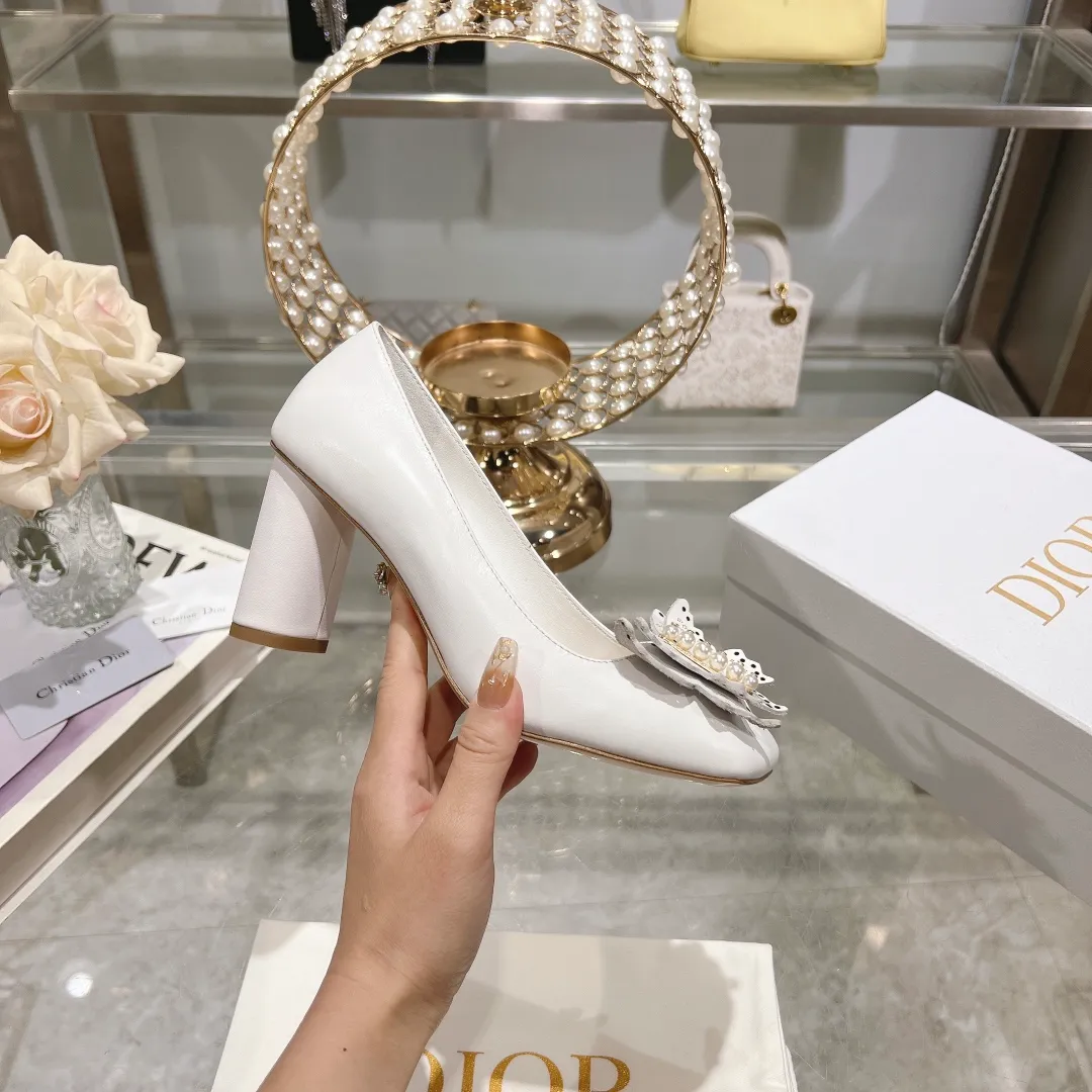 👟👟Ex-factory price 560👟👟 2024 early spring new style ◼️Dior ◼️Dior spring and summer latest fashion show haute couture series sandals Bow Mary Jane ——— Ldylle retro Roman style doll women's sandals CD pearl five metal buckle bow low-heeled women's single shoes Original development top high-end version Material: imported cow patent leather upper + water-dyed sheepskin lining + original molded pearl buckle + Italian genuine leather outsole Size: 34-40 (34.40. Customization is non-refundable and non-exchangeable) Heel height: 4.5cm 8.5cm